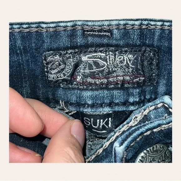 0499W. SILVER DENIM FLUID JEANS SIZE 30 DARK WASH BOOTCUT MIDโ SLIM SUKI STYLE - Picture 6 of 10